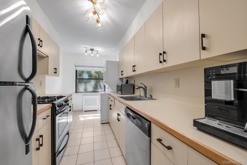 Lovely 2 Bedroom, 1 Bath First Floor Coop Apt in the Beautiful - photo 6