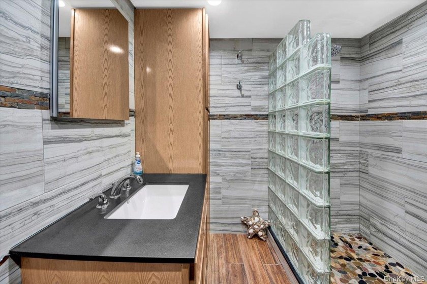 Welcome to 6 Edgewater Park, a beautifully maintained 3-bedroom - photo 11
