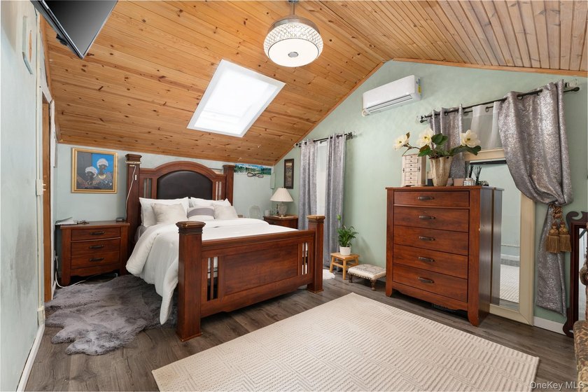 Large Versatile Residential Home with 6 bedrooms and 4 1/2 baths - photo 5