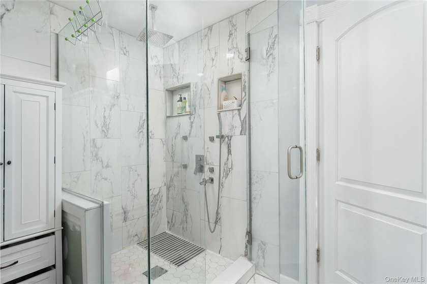 Large Versatile Residential Home with 6 bedrooms and 4 1/2 baths - photo 6