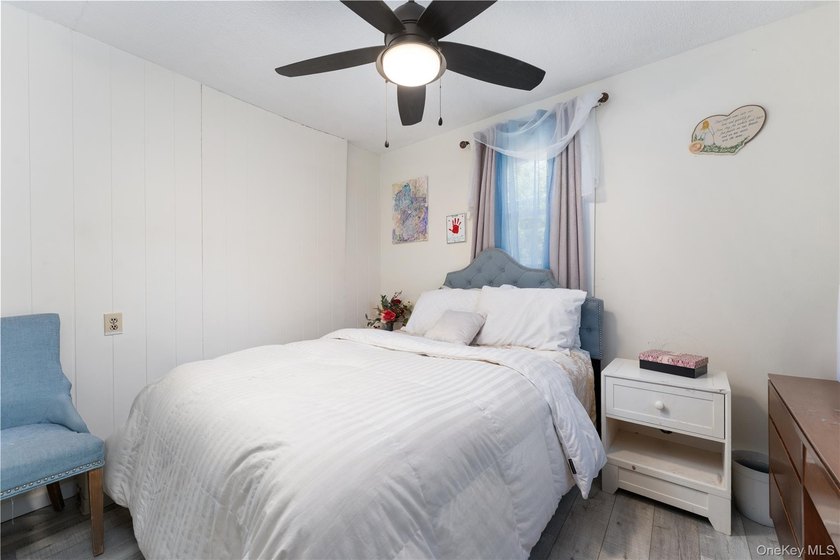 Large Versatile Residential Home with 6 bedrooms and 4 1/2 baths - photo 8