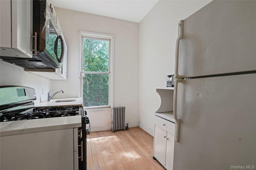 Welcome to 294 Hemlock Street, a classic Brooklyn row house - photo 5
