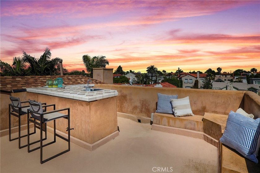 Come home to this stunning Spanish Mediterranean estate. The - photo 33