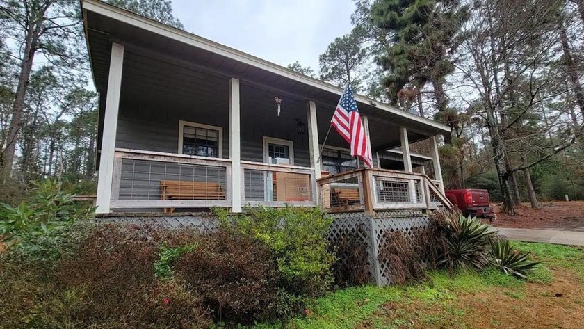 Beautiful 2 bedroom 1 bath cabin tucked away in the Pines of - photo 2