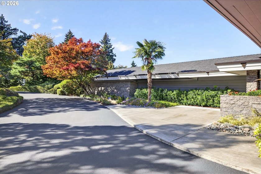 A one-of-one Architectural Offering with Panoramic Mountain &amp; - photo 2