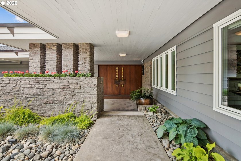 A one-of-one Architectural Offering with Panoramic Mountain &amp; - photo 5