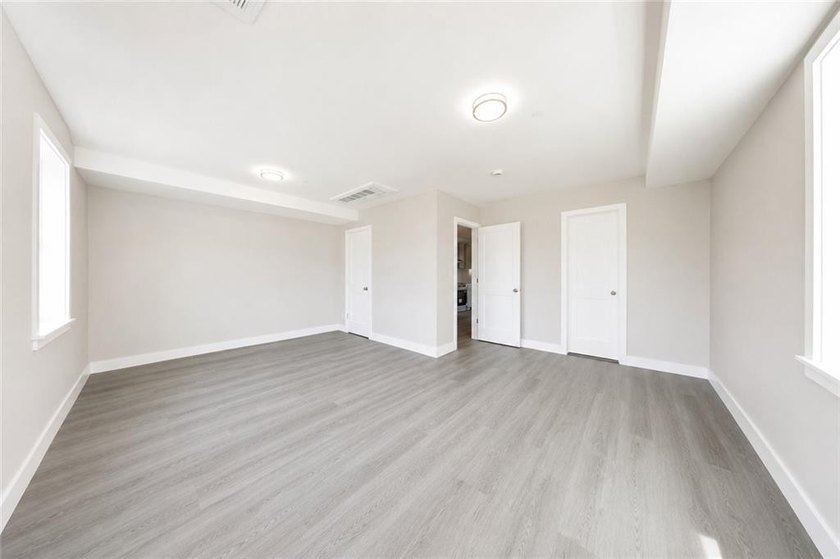 EXCEPTIONAL NEW CONSTRUCTION IN PRIME GRAVESEND - EACH RESIDENCE - photo 11