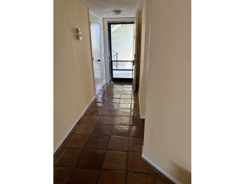 SPACIOUS AND BRIGHT 3 BEDROOM/2BTH , 4TH FLOOR PRIME END UNIT - photo 2