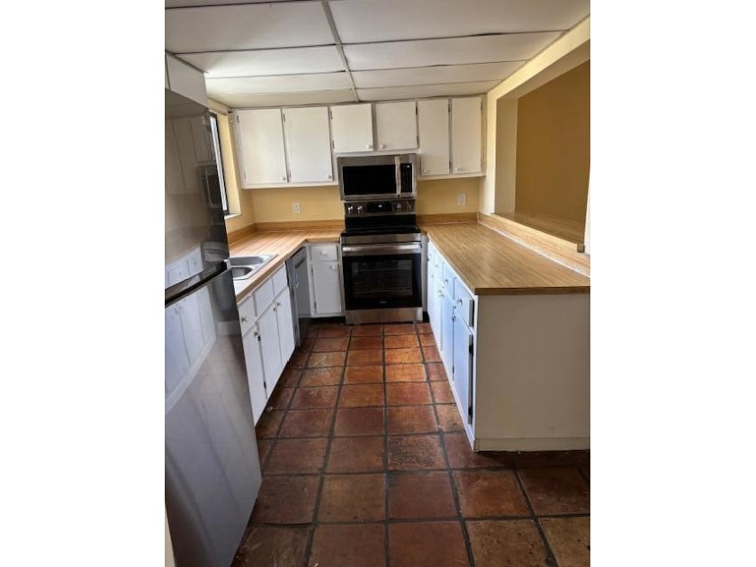 SPACIOUS AND BRIGHT 3 BEDROOM/2BTH , 4TH FLOOR PRIME END UNIT - photo 4
