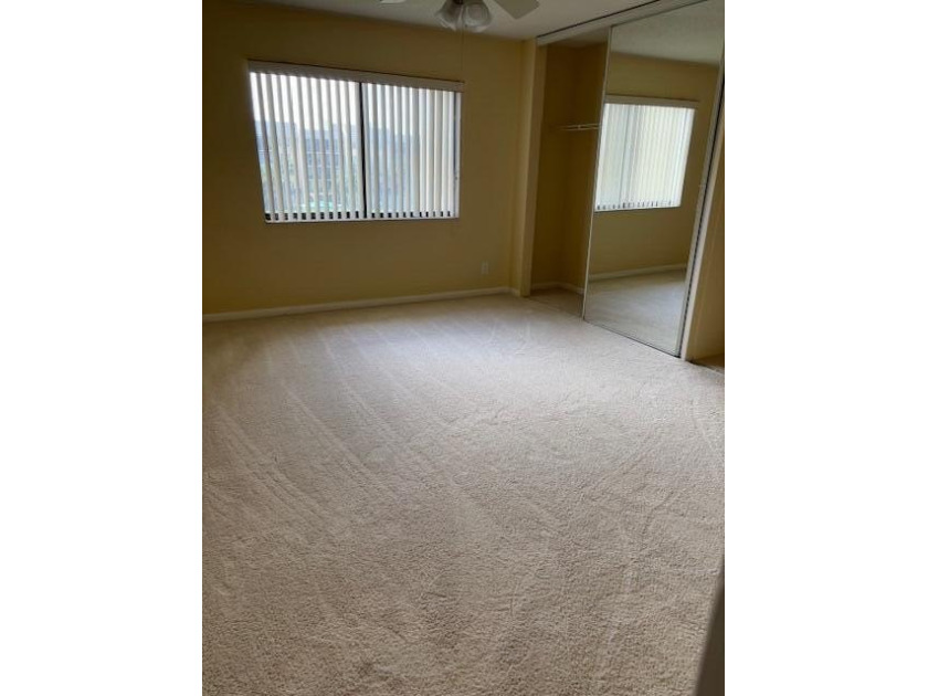 SPACIOUS AND BRIGHT 3 BEDROOM/2BTH , 4TH FLOOR PRIME END UNIT - photo 9