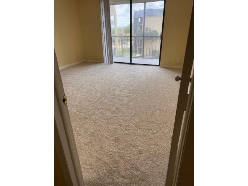 SPACIOUS AND BRIGHT 3 BEDROOM/2BTH , 4TH FLOOR PRIME END UNIT - photo 10