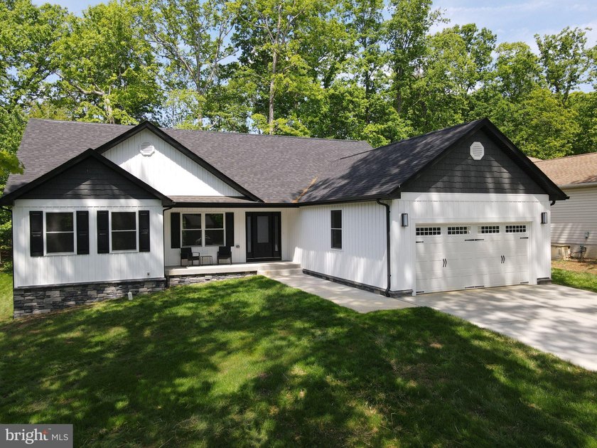 Nestled in the prestigious Lake of the Woods community, this - photo 6