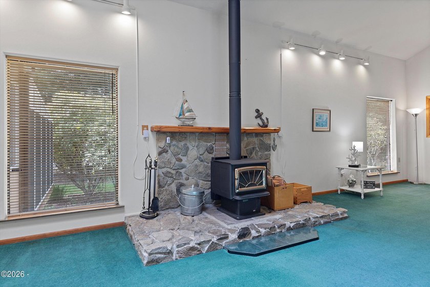 CHARMING COASTAL HOME! This 2,320 square foot home is located on - photo 11