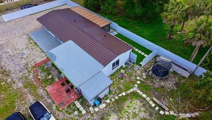 BEAUTIFUL HOME!! 4 bedrooms and 2 bathrooms, this property - photo 11