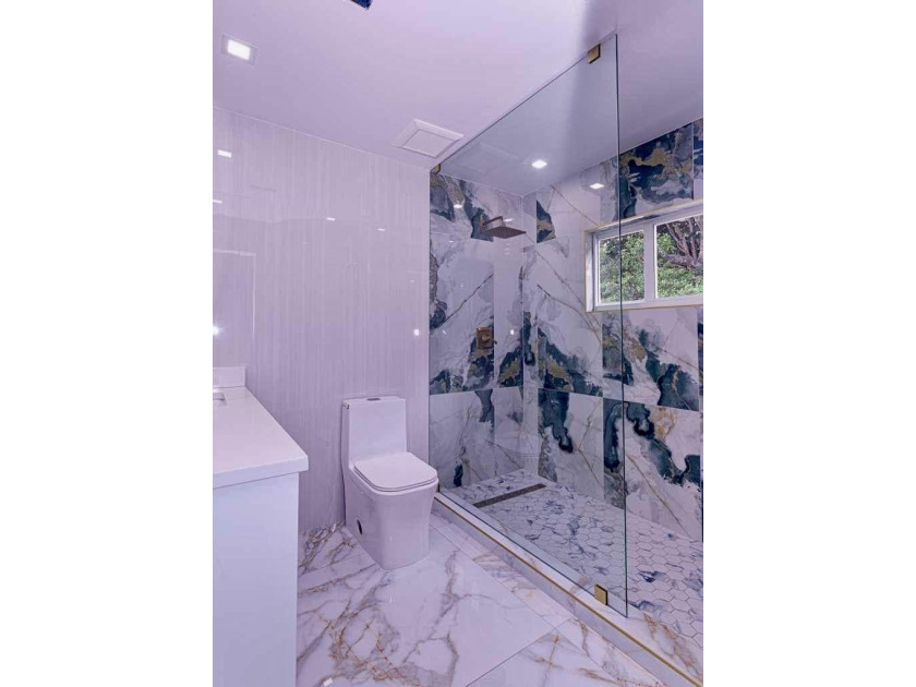 BEAUTIFUL HOME!! 4 bedrooms and 2 bathrooms, this property - photo 33