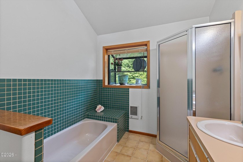 CHARMING COASTAL HOME! This 2,320 square foot home is located on - photo 34