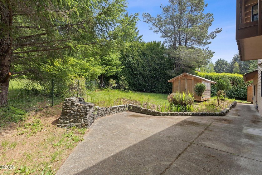 CHARMING COASTAL HOME! This 2,320 square foot home is located on - photo 38