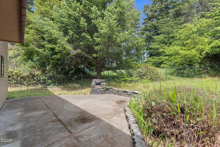 CHARMING COASTAL HOME! This 2,320 square foot home is located on - photo 39