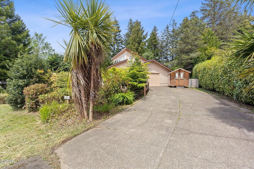 CHARMING COASTAL HOME! This 2,320 square foot home is located on - photo 42