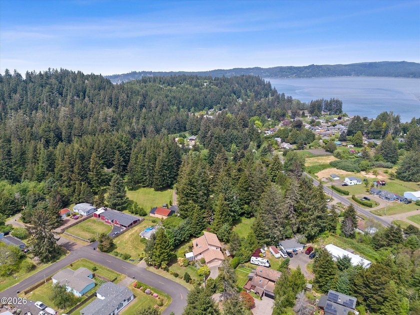CHARMING COASTAL HOME! This 2,320 square foot home is located on - photo 45