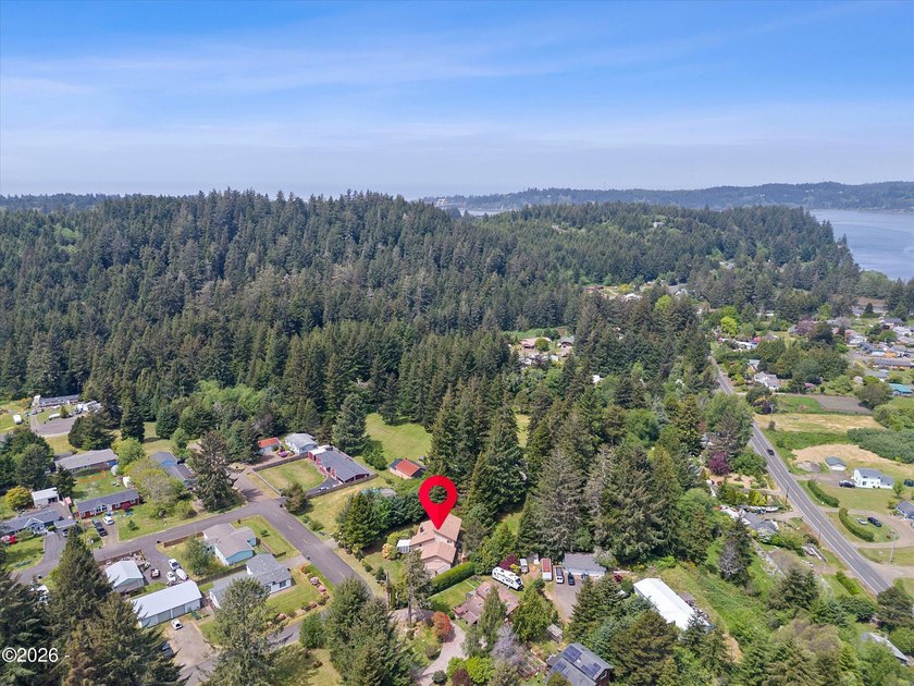 CHARMING COASTAL HOME! This 2,320 square foot home is located on - photo 46