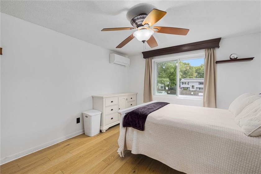 Welcome to desirable Pilgrim Court! This updated and - photo 2