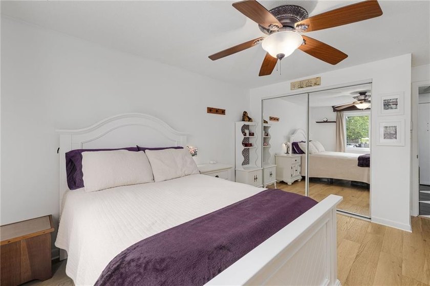 Welcome to desirable Pilgrim Court! This updated and - photo 3