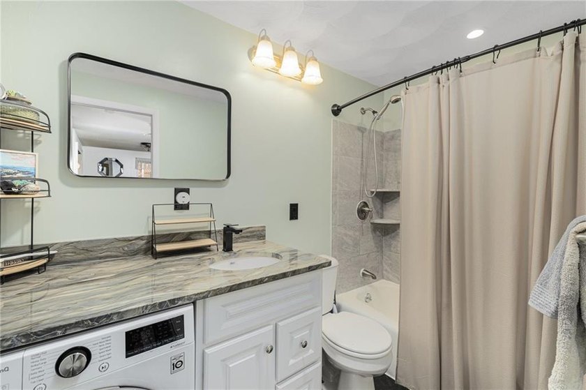 Welcome to desirable Pilgrim Court! This updated and - photo 4