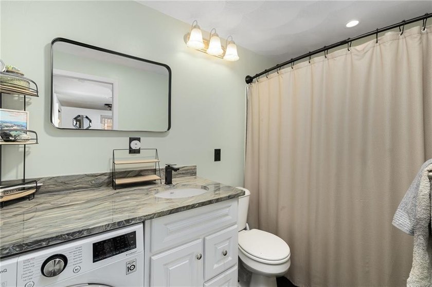 Welcome to desirable Pilgrim Court! This updated and - photo 5