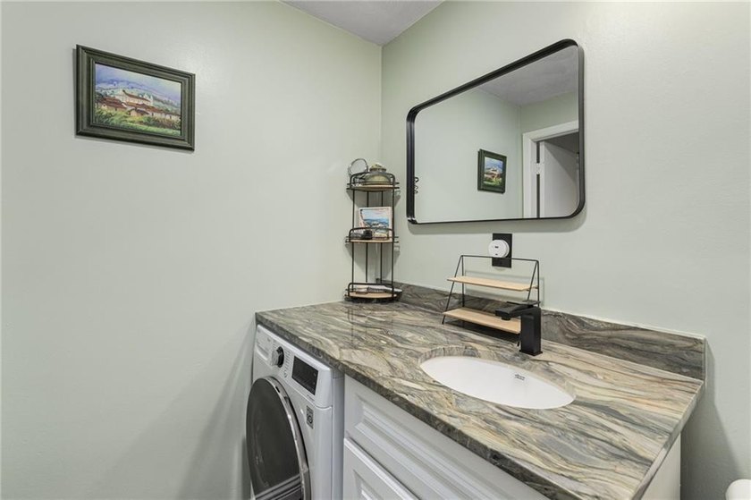 Welcome to desirable Pilgrim Court! This updated and - photo 6