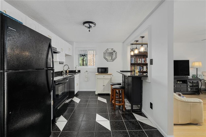 Welcome to desirable Pilgrim Court! This updated and - photo 8