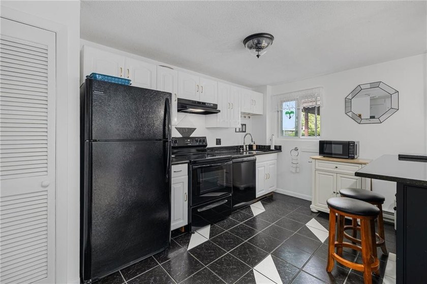 Welcome to desirable Pilgrim Court! This updated and - photo 9