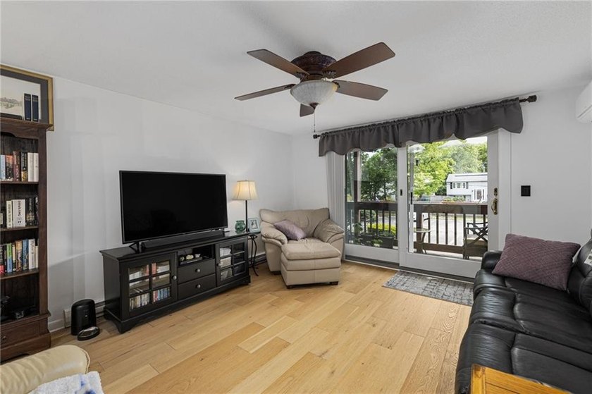 Welcome to desirable Pilgrim Court! This updated and - photo 10