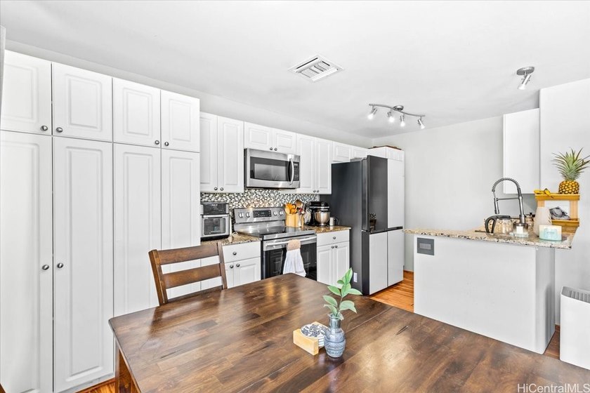 Central AC with 26-leased PV panels and 2 Tesla batteries to - photo 3