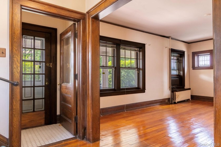 Detached, brick, single-family house in highly sought-after - photo 2