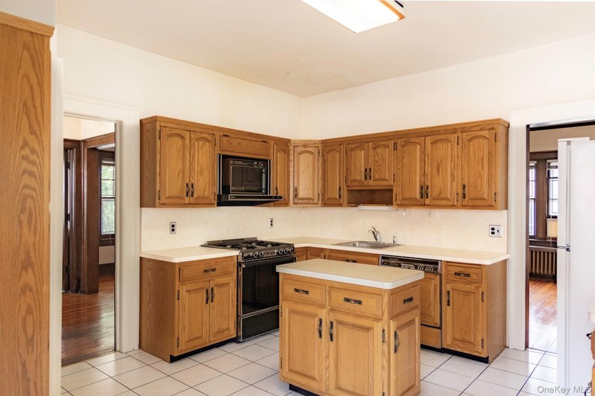 Detached, brick, single-family house in highly sought-after - photo 5