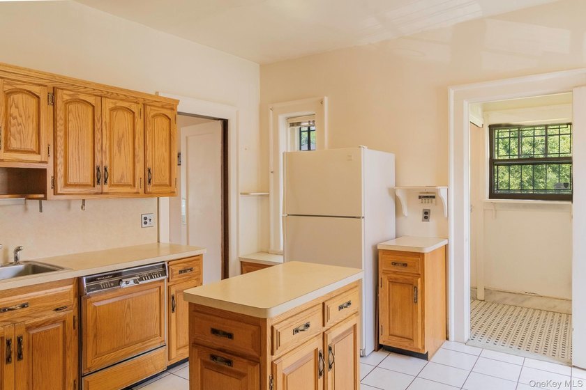 Detached, brick, single-family house in highly sought-after - photo 6