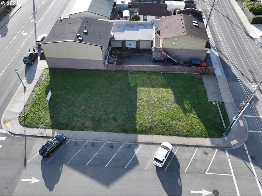 Exceptional corner lot, with parking! strategically positioned - photo 3