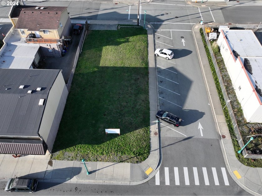 Exceptional corner lot, with parking! strategically positioned - photo 4
