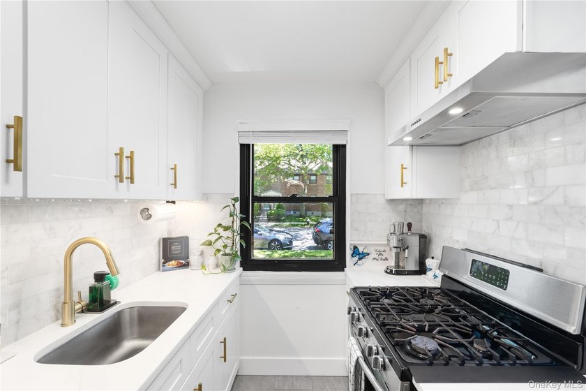 Welcoming 1-bedroom lower located in desirable Beech Hills - photo 7