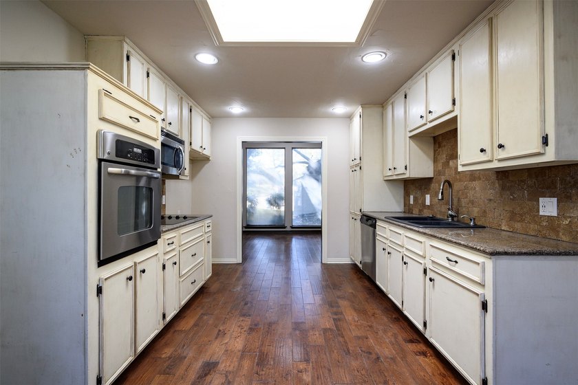 Updated single-story home located on a large, wooded cul-de-sac - photo 7