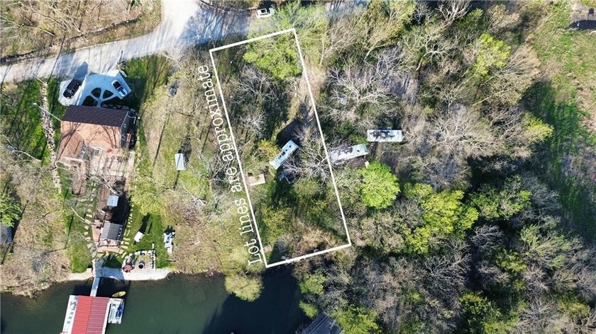 Enjoy lake living at its best with this ready-to-go waterfront - photo 2