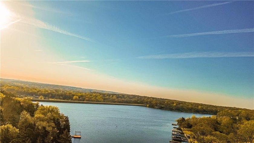 Enjoy lake living at its best with this ready-to-go waterfront - photo 4
