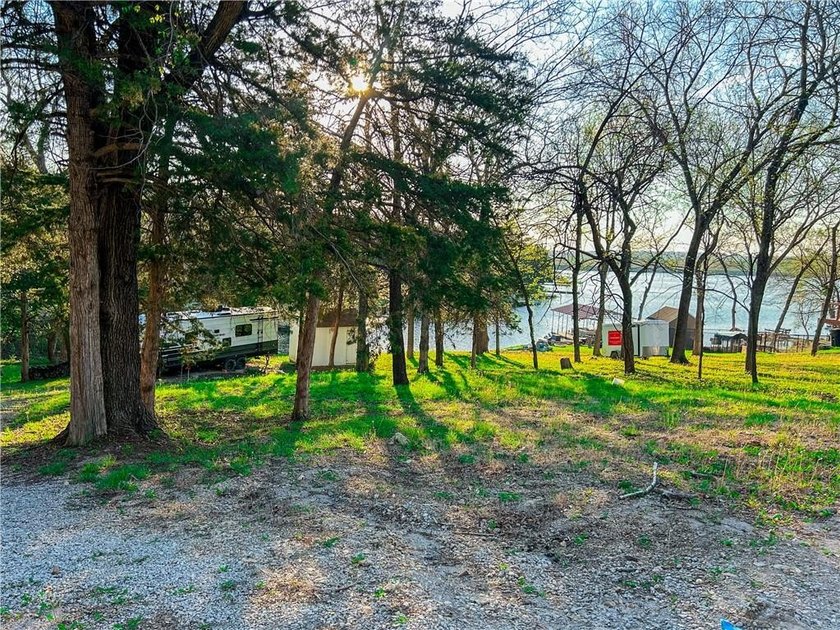 Enjoy lake living at its best with this ready-to-go waterfront - photo 6