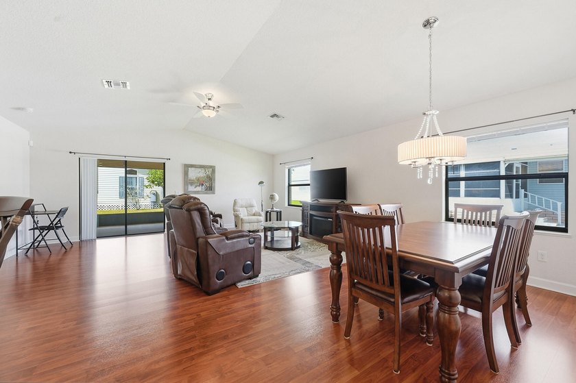 Welcome home to this pristine 2BR/2BA fully furnished residence - photo 4