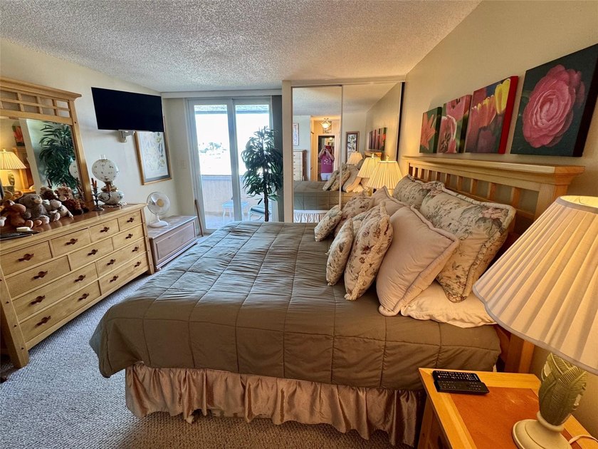 Enjoy direct water views from every room of the pool, marina and - photo 11