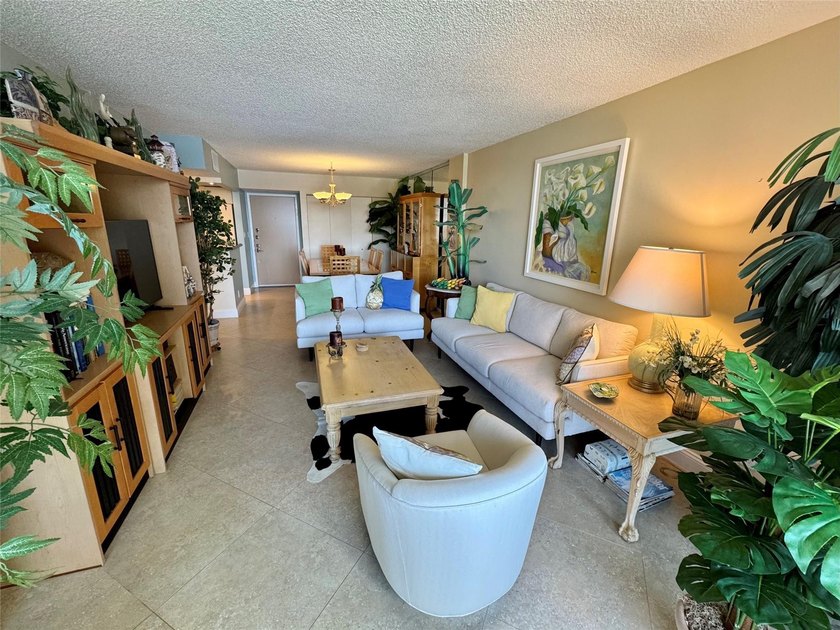 Enjoy direct water views from every room of the pool, marina and - photo 16