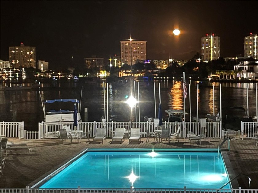 Enjoy direct water views from every room of the pool, marina and - photo 23