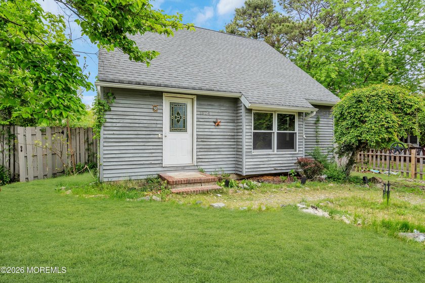 Endless potential in this 4-bedroom, 1.5-bath home offering a - photo 3