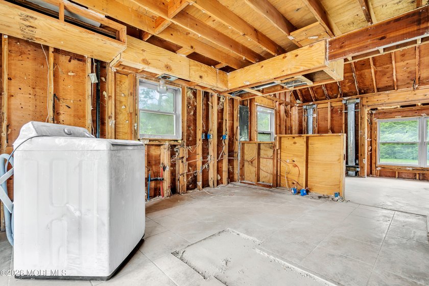 Endless potential in this 4-bedroom, 1.5-bath home offering a - photo 9